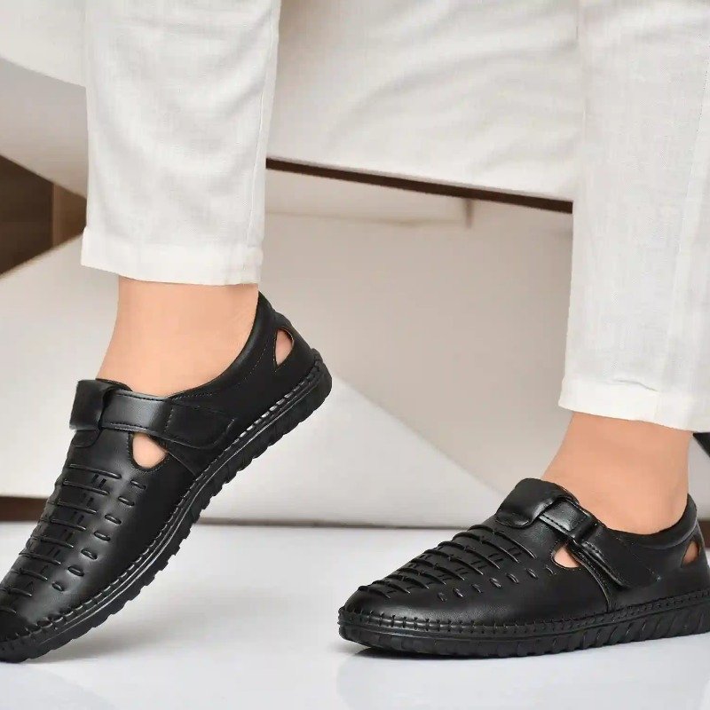 WUGO: Men Roman Sandals Black